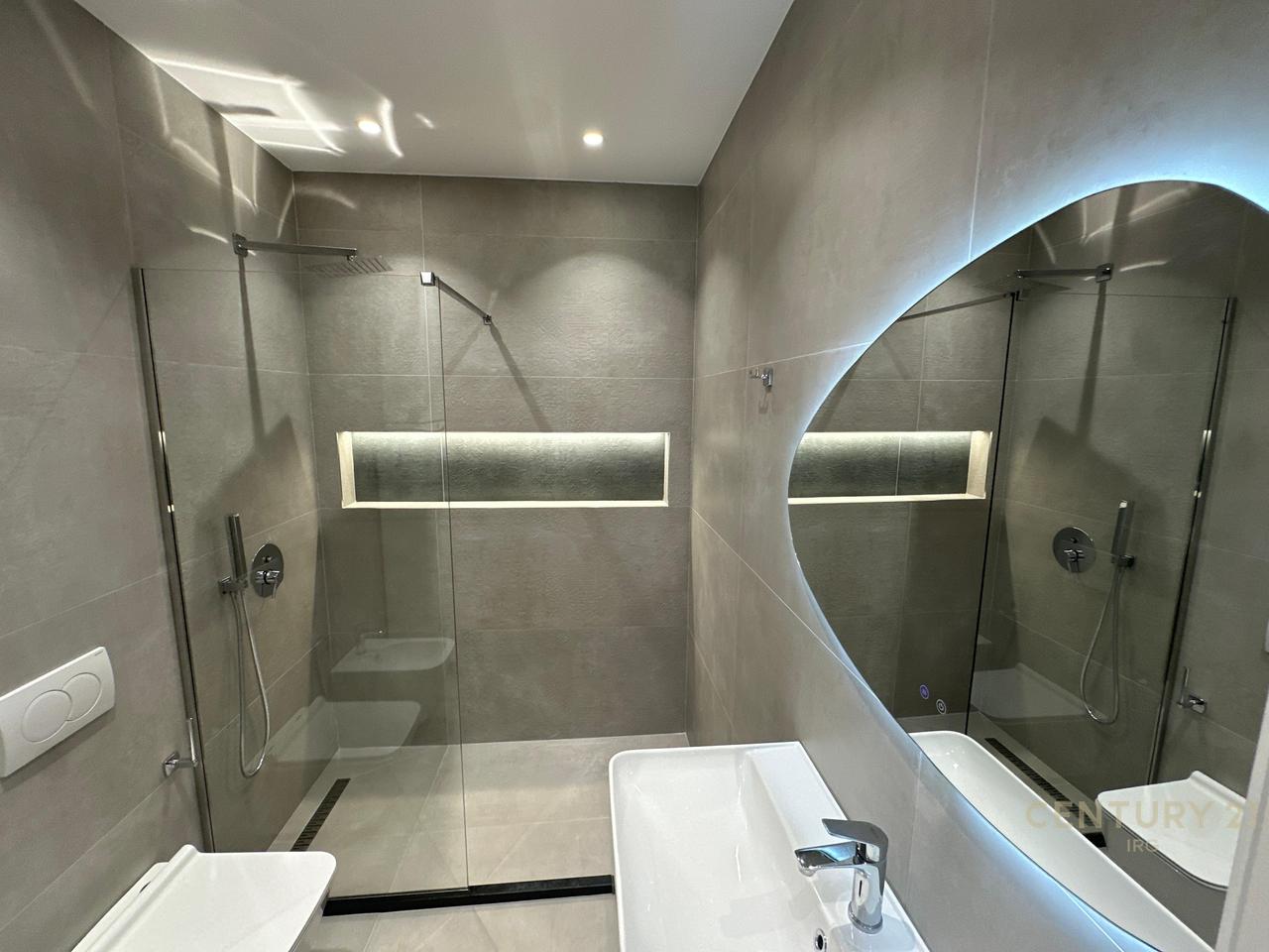Jepet me qira super apartament 2+1+2 tualete+ verande tek Rruga e Elbasanit!