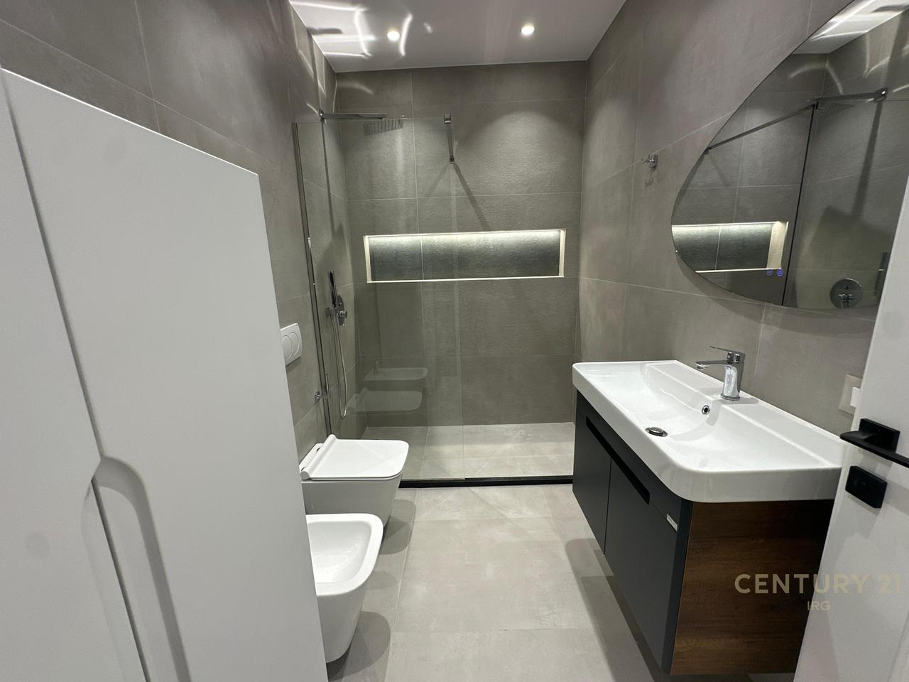 Jepet me qira super apartament 2+1+2 tualete+ verande tek Rruga e Elbasanit!