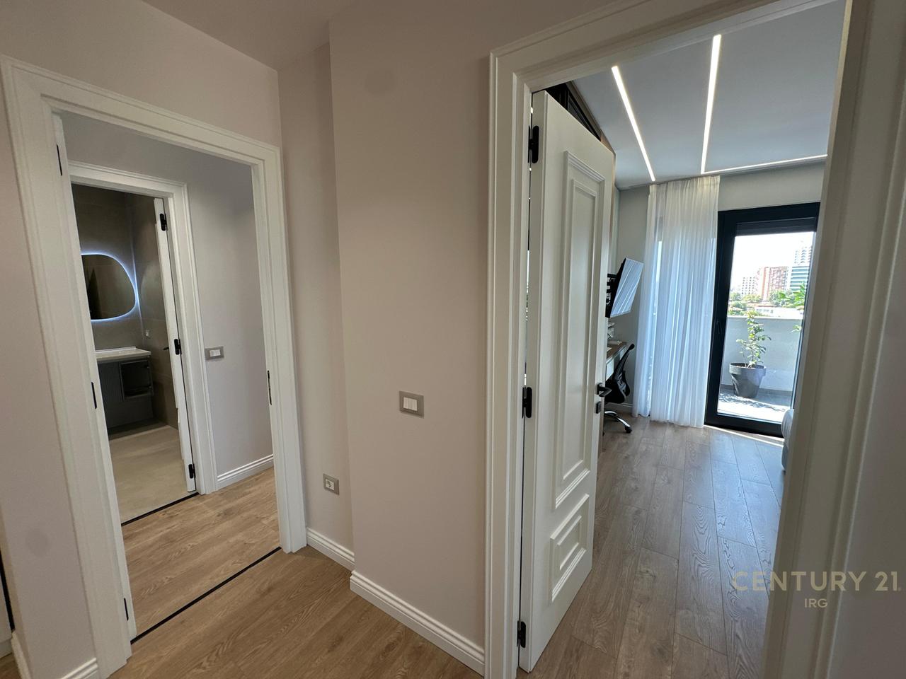 Jepet me qira super apartament 2+1+2 tualete+ verande tek Rruga e Elbasanit!