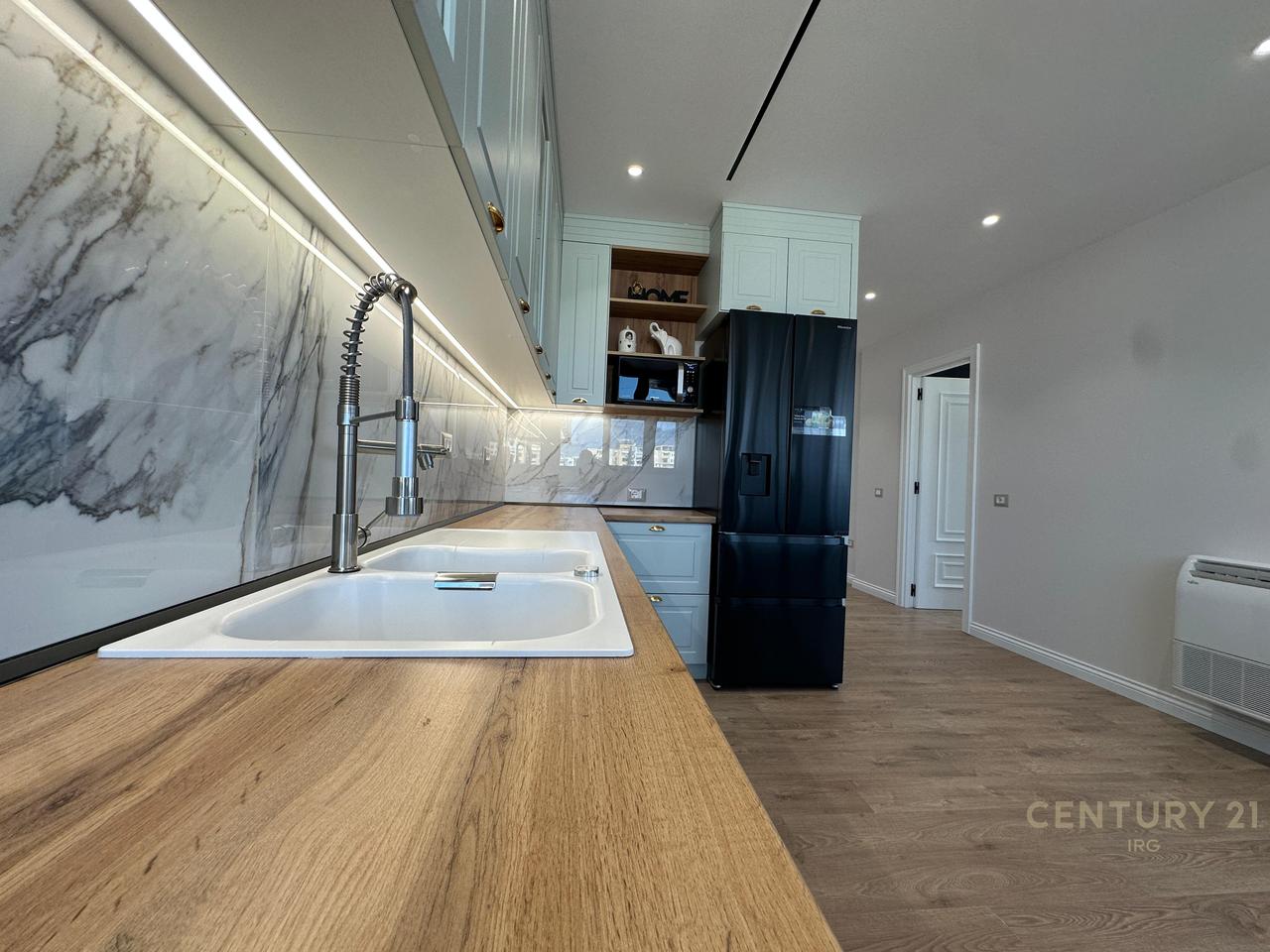Jepet me qira super apartament 2+1+2 tualete+ verande tek Rruga e Elbasanit!