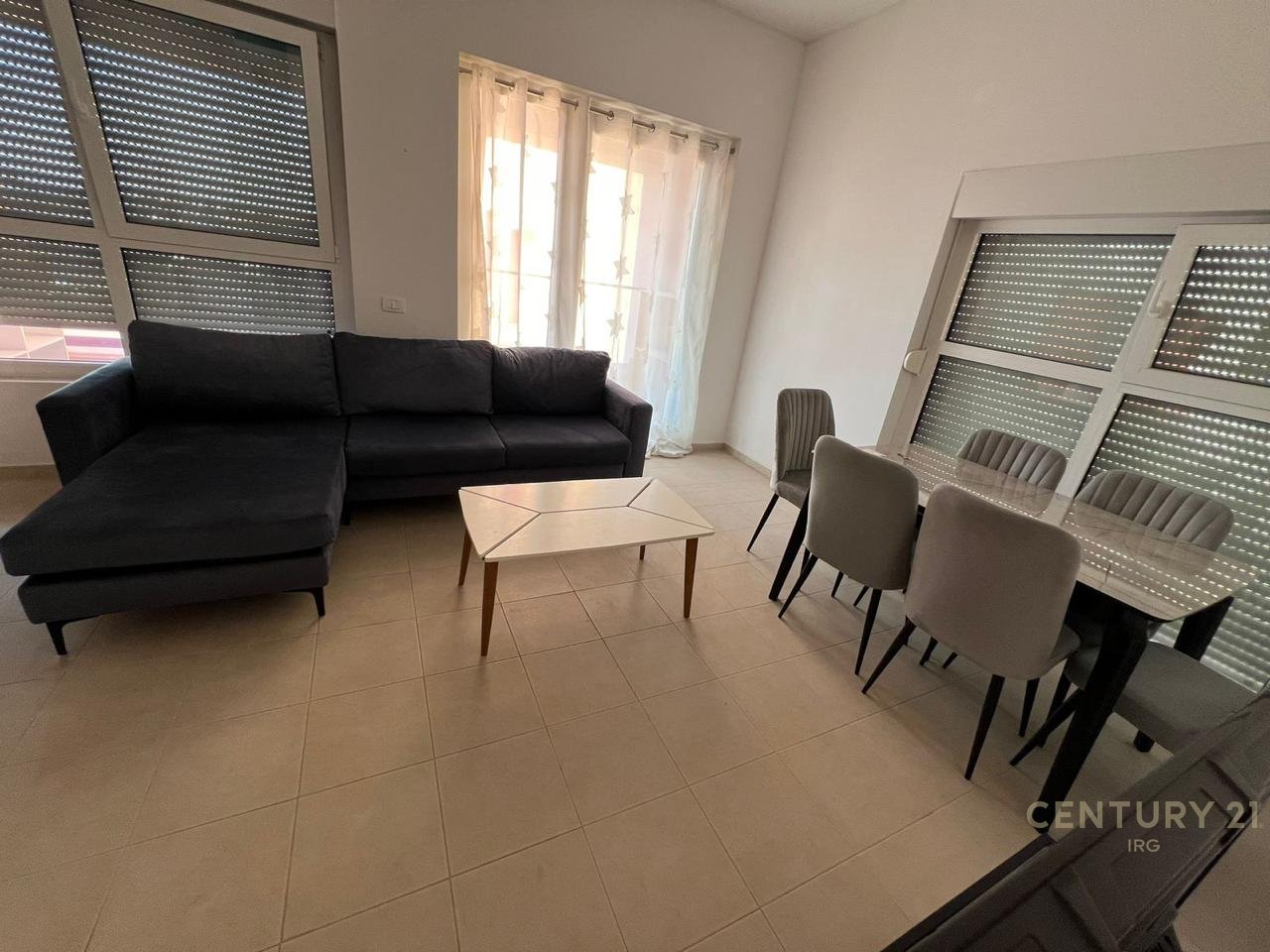 Apartament 2+1 me qera tek Kompleksi Mangalem