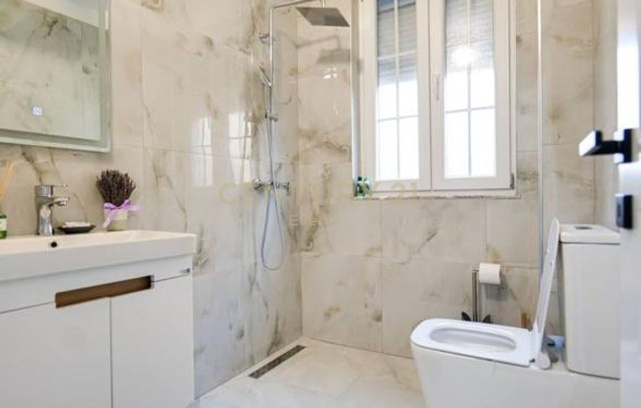 21 DHJETORI, APARTAMENT 1+1 PER QIRA
