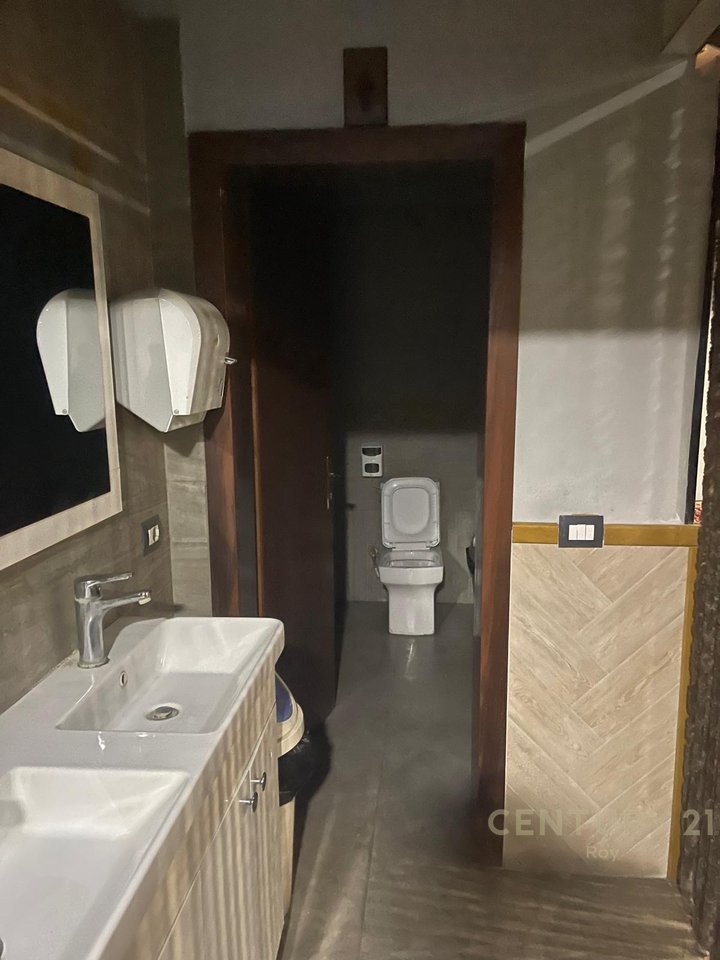 SHITET LOKAL NE PALLAT TE RI  NE QENDER KAMEZ!!