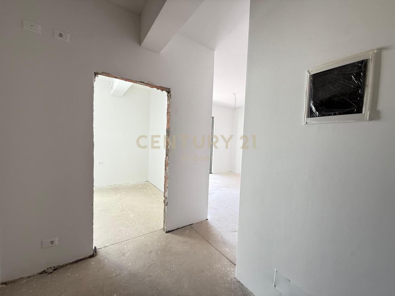 Shitet Apartament 1+1 Bulevardi Ri (Park Avenue) !