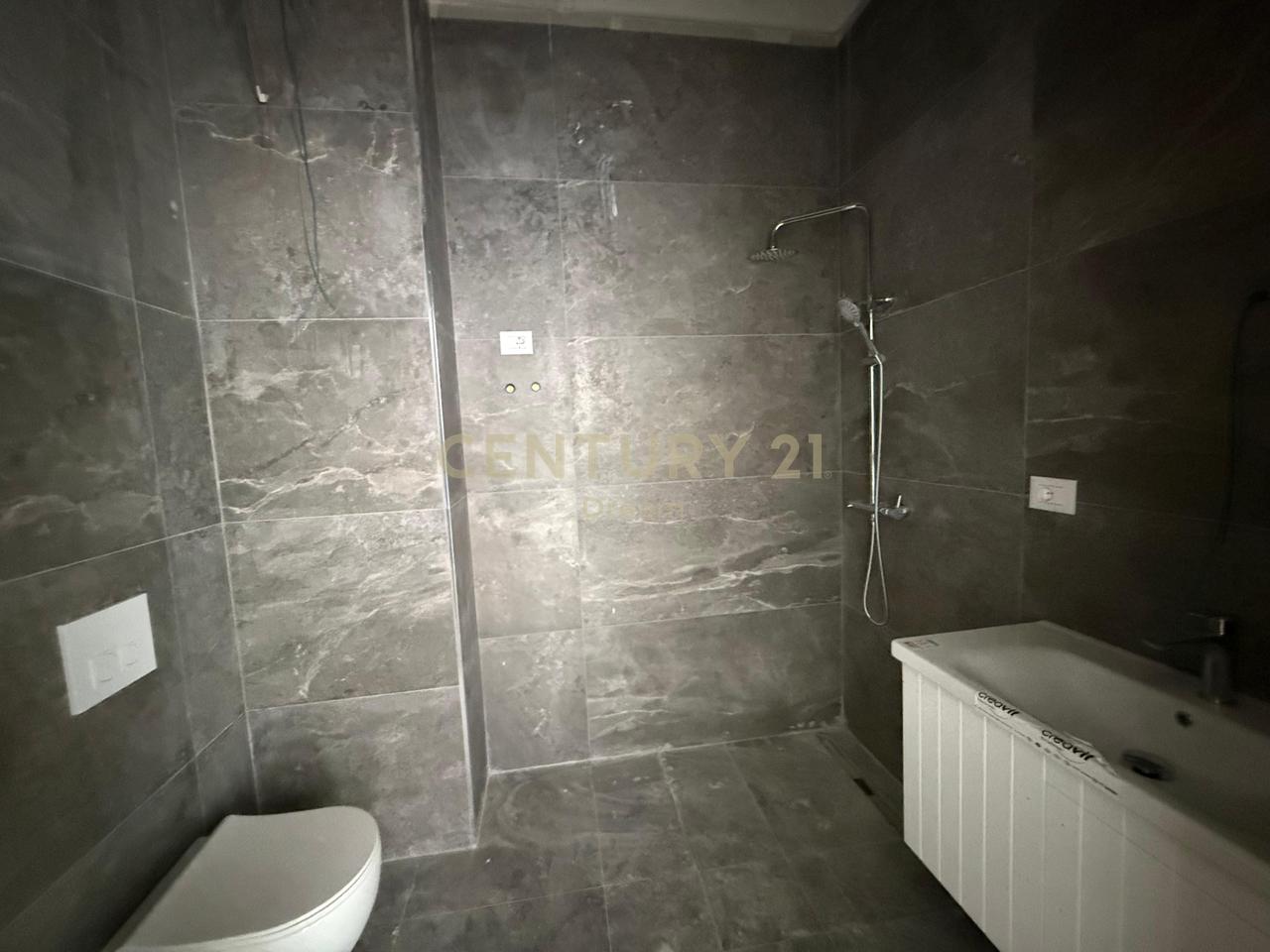 Shitet Apartament 1+1 Bulevardi Ri (Park Avenue) !