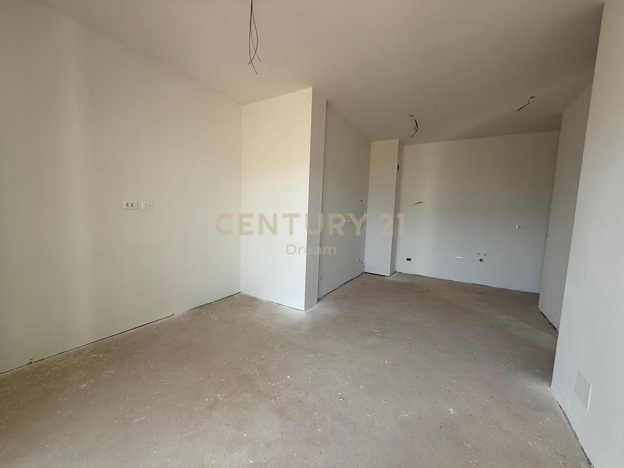 Shitet Apartament 1+1 Bulevardi Ri (Park Avenue) !