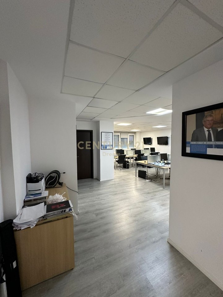 Shitet Apartament 2+1 (funksionon si zyra) Perball Juridikut !