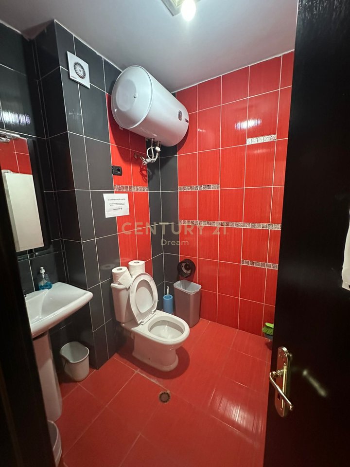Shitet Apartament 2+1 (funksionon si zyra) Perball Juridikut !