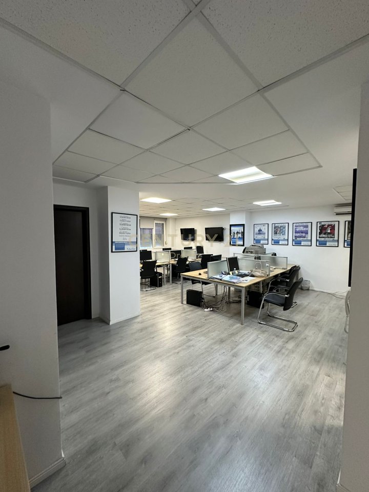 Shitet Apartament 2+1 (funksionon si zyra) Perball Juridikut !