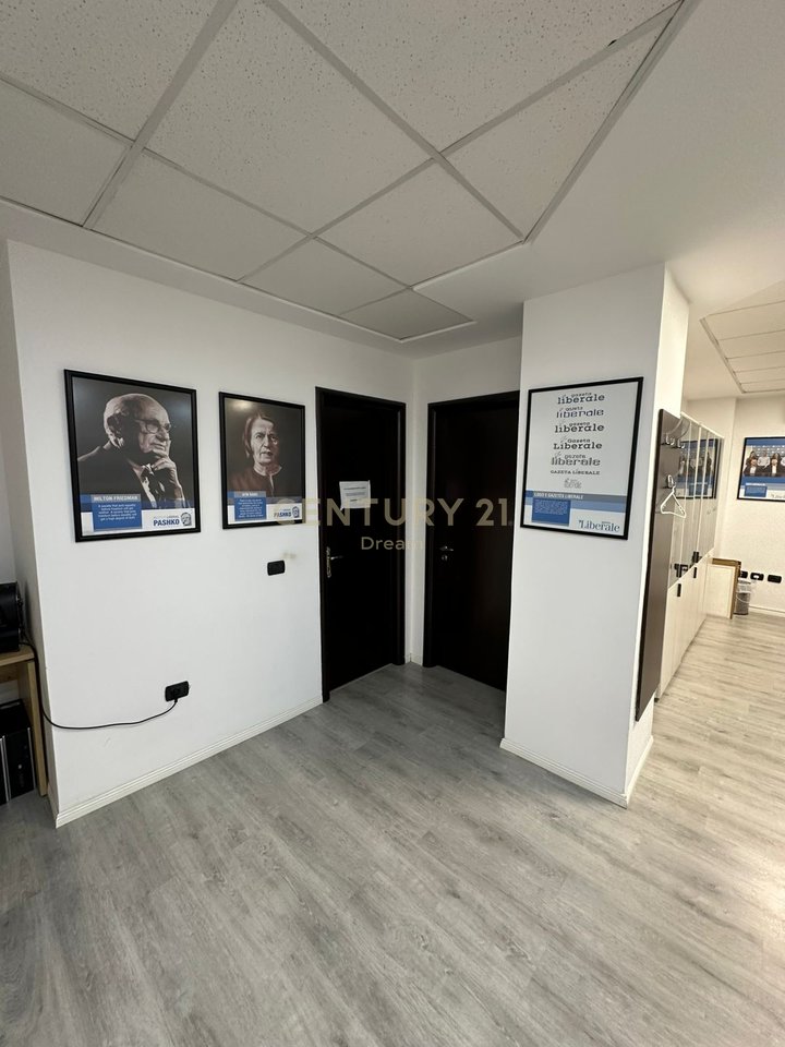 Shitet Apartament 2+1 (funksionon si zyra) Perball Juridikut !