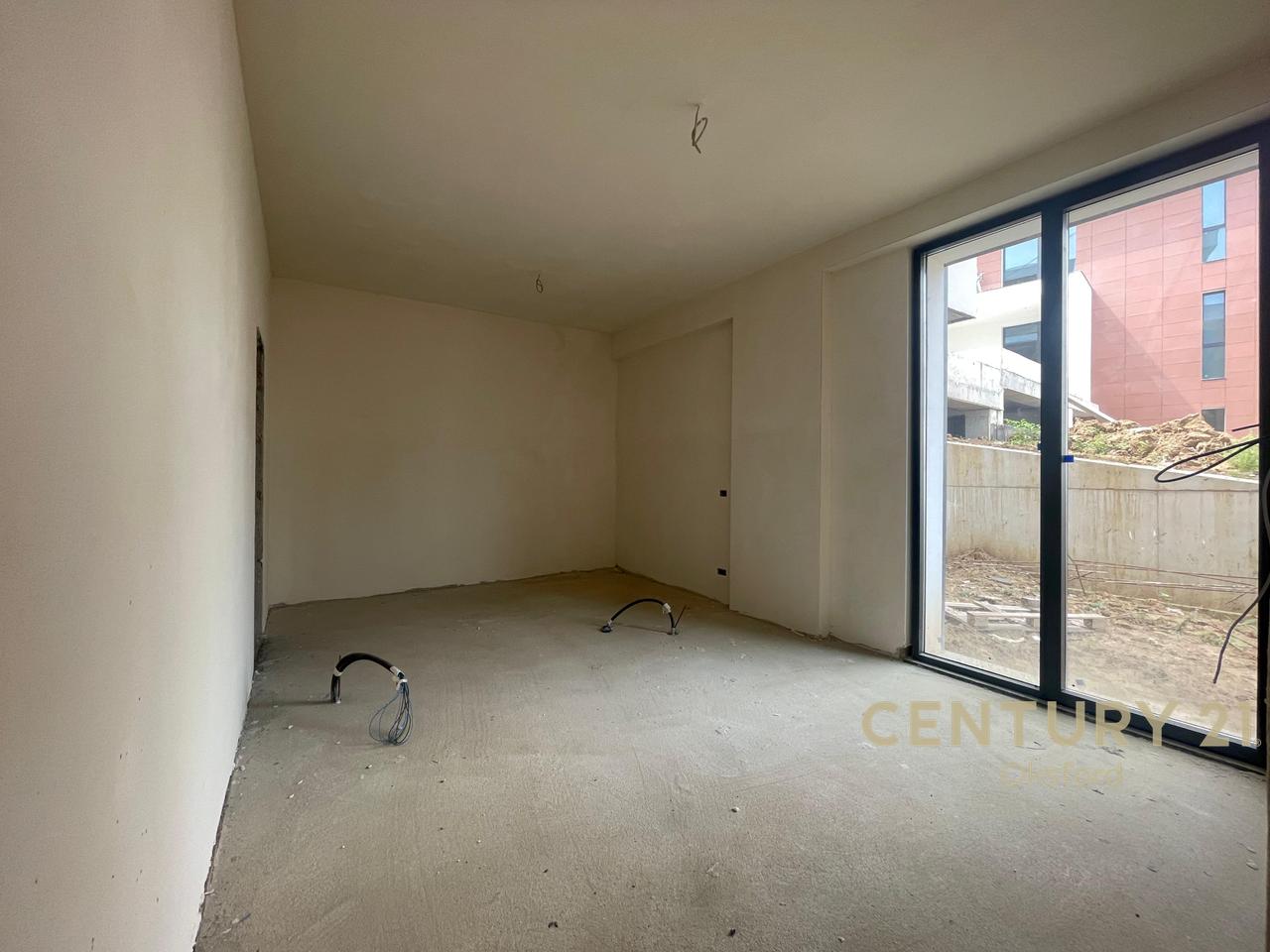 IN VENDITA APPARTAMENTO 3+1+2 CON CORTILE E 2 POSTI AUTO AL TULIPAN RESIDENCE