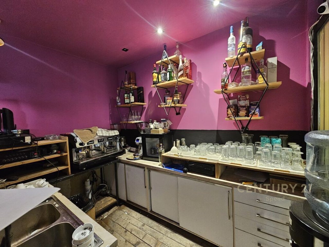 Bar / Lokal me Qira në Rruga 5 Maji!!