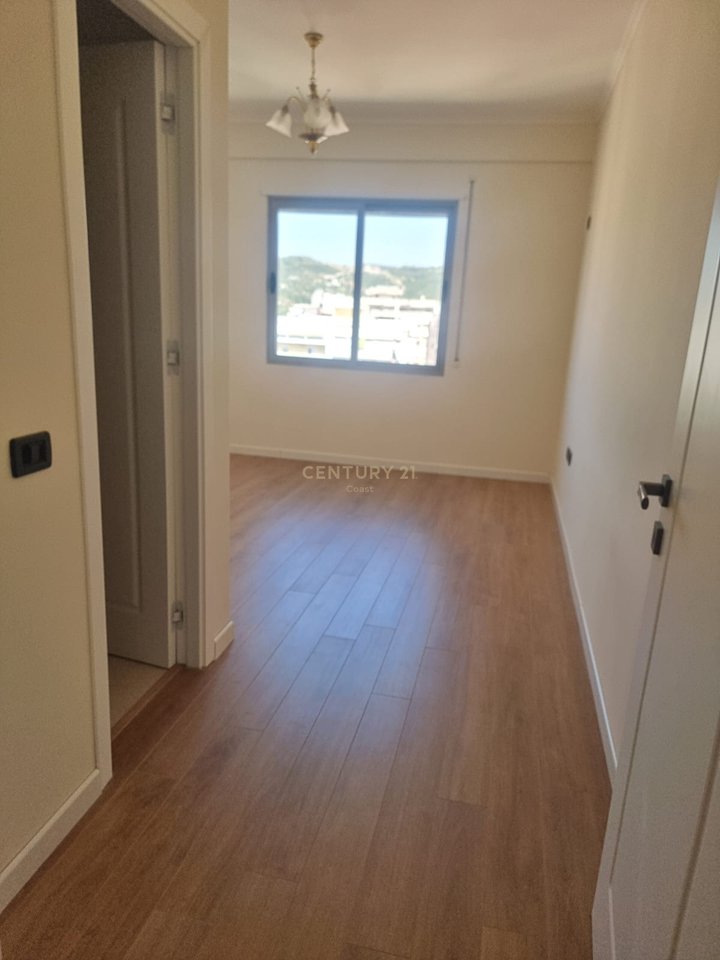 SHITET APARTAMENT 2+1 ,NE LAGJ: "10 KORRIKU" !!!