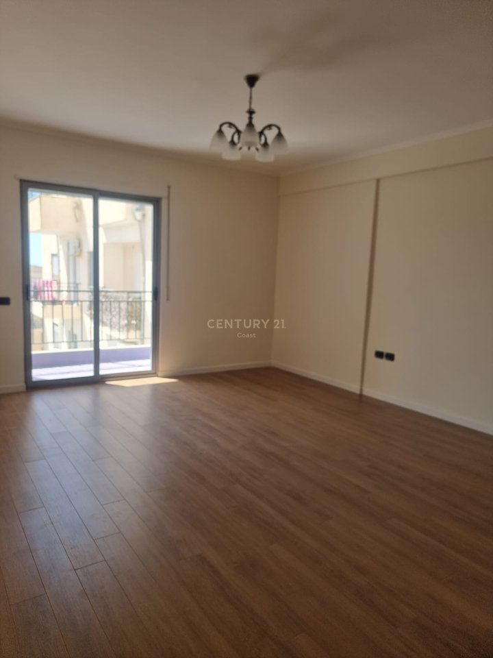 SHITET APARTAMENT 2+1 ,NE LAGJ: "10 KORRIKU" !!!
