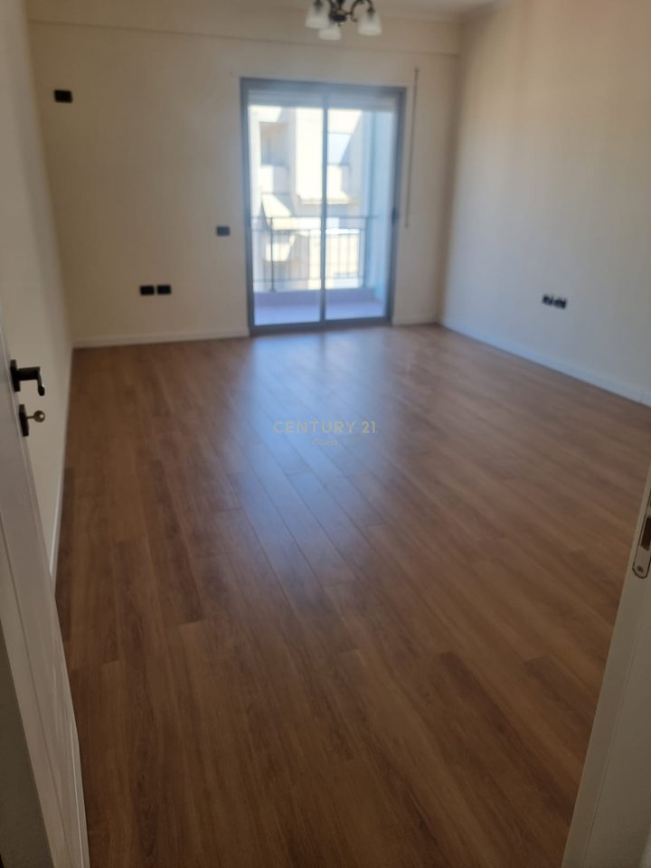 SHITET APARTAMENT 2+1 ,NE LAGJ: "10 KORRIKU" !!!