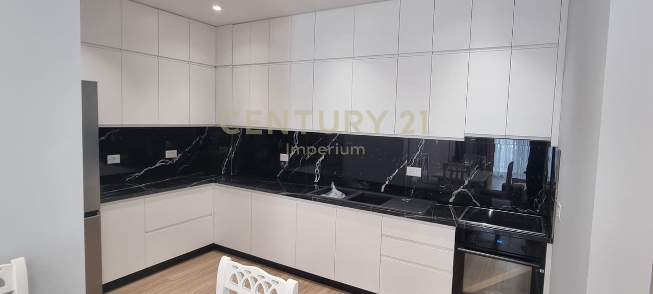 Jepet me qira apartament 2+1+ Post Parkimi në zonën e Fushës së Aviacionit – Pallat i ri,