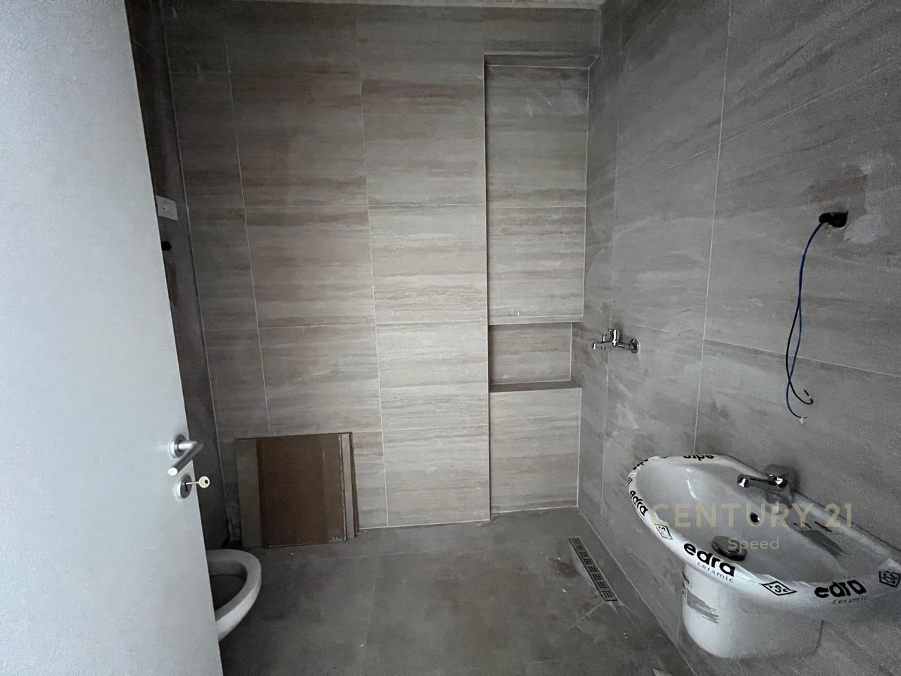 2+1+2 Apartment for sale on Bulevardi i Ri, near the former Train Station!