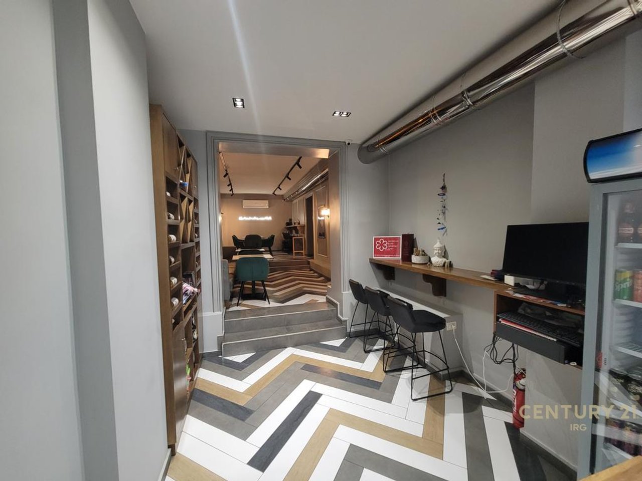 SHOP FOR RENT ON MYSLYM SHYRI STREET!