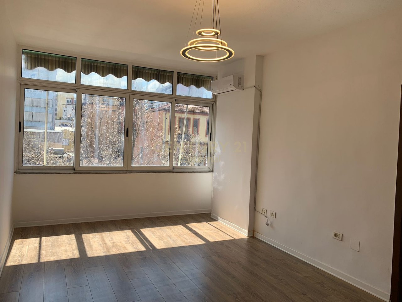 Spazi per uffici in affitto in via Durrës