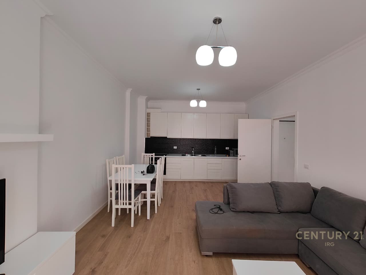Apartament 1+1 Për Qira Tek Oxhaku 550 mije Lek!