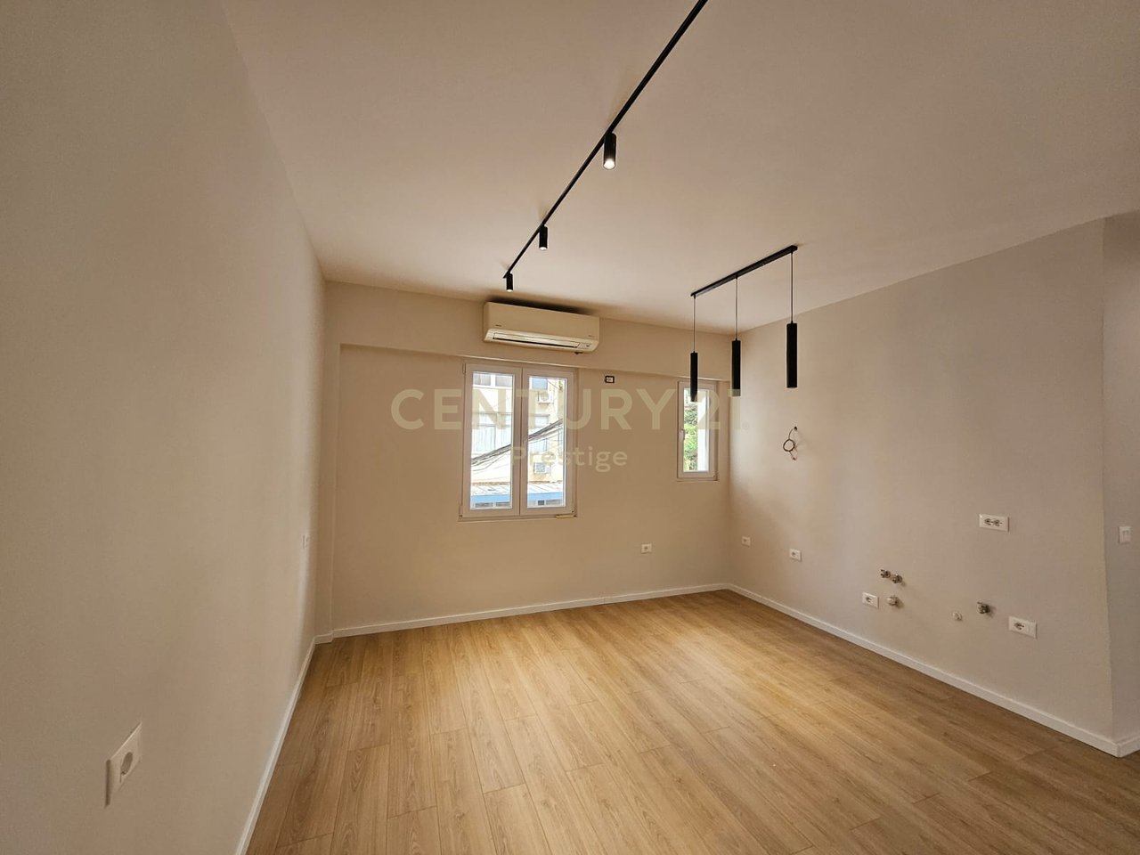 AMBIENT ZYRE FOR RENT, CENTER NEAR THE NEW BAZAAR ABOVE NEPTUNE, TIRANA!