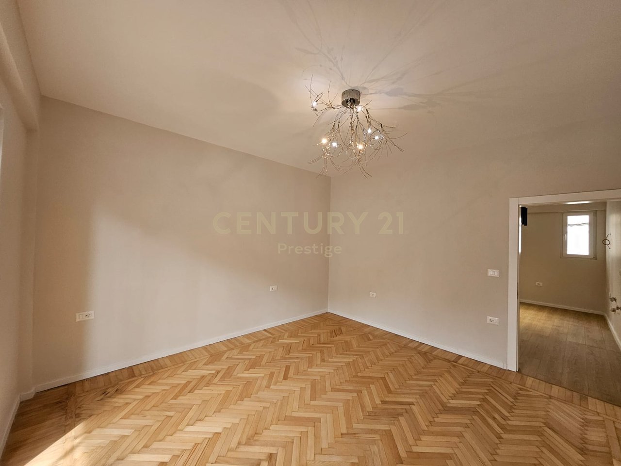 AMBIENT ZYRE FOR RENT, CENTER NEAR THE NEW BAZAAR ABOVE NEPTUNE, TIRANA!