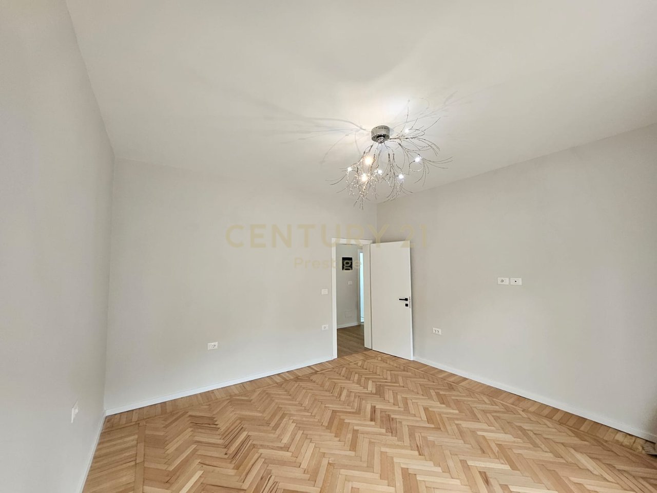 AMBIENT ZYRE FOR RENT, CENTER NEAR THE NEW BAZAAR ABOVE NEPTUNE, TIRANA!