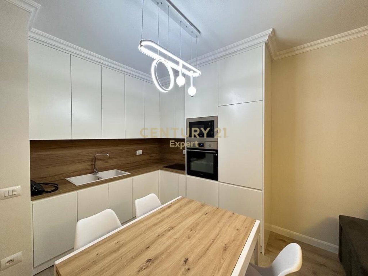 2+1+3 apartment for rent on Tefta Tashko Koco street, Pazari i Ri!