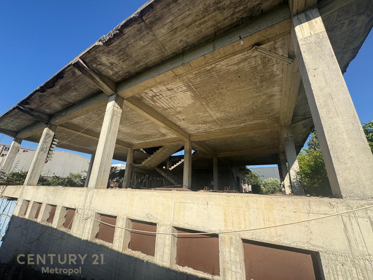 TERRENO INDUSTRIALE DI 2500M2 IN VENDITA + MAGAZZINO, AUTOSTRADA TIRANA-DURRËS!