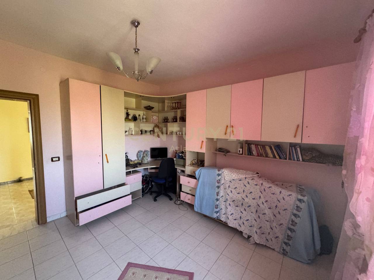 FOR RENT SECOND FLOOR OF A VILLA 3+2+2 IN RROTA E KUQE BEACH!