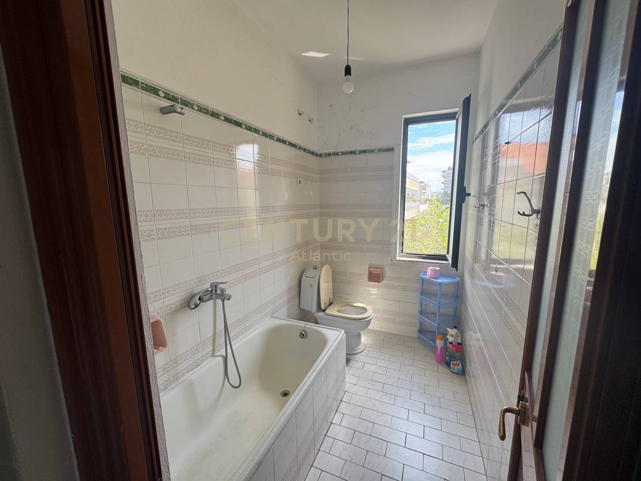 FOR RENT SECOND FLOOR OF A VILLA 3+2+2 IN RROTA E KUQE BEACH!
