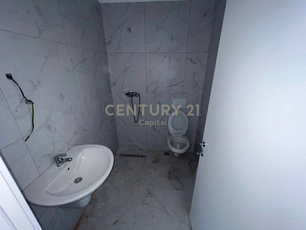 Super appartamento 2+1+2 nel centro di Kamez.