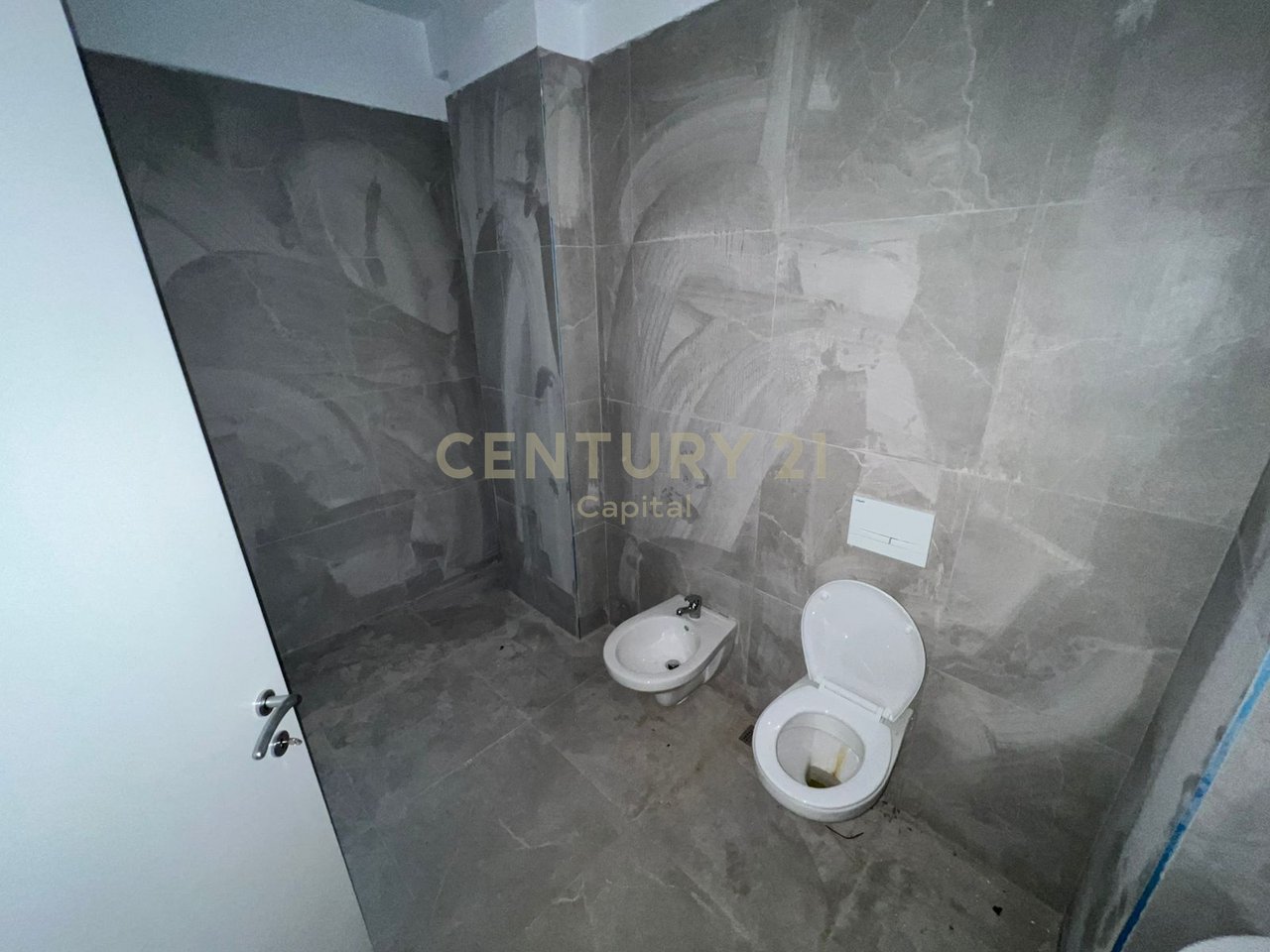 Super appartamento 2+1+2 nel centro di Kamez.