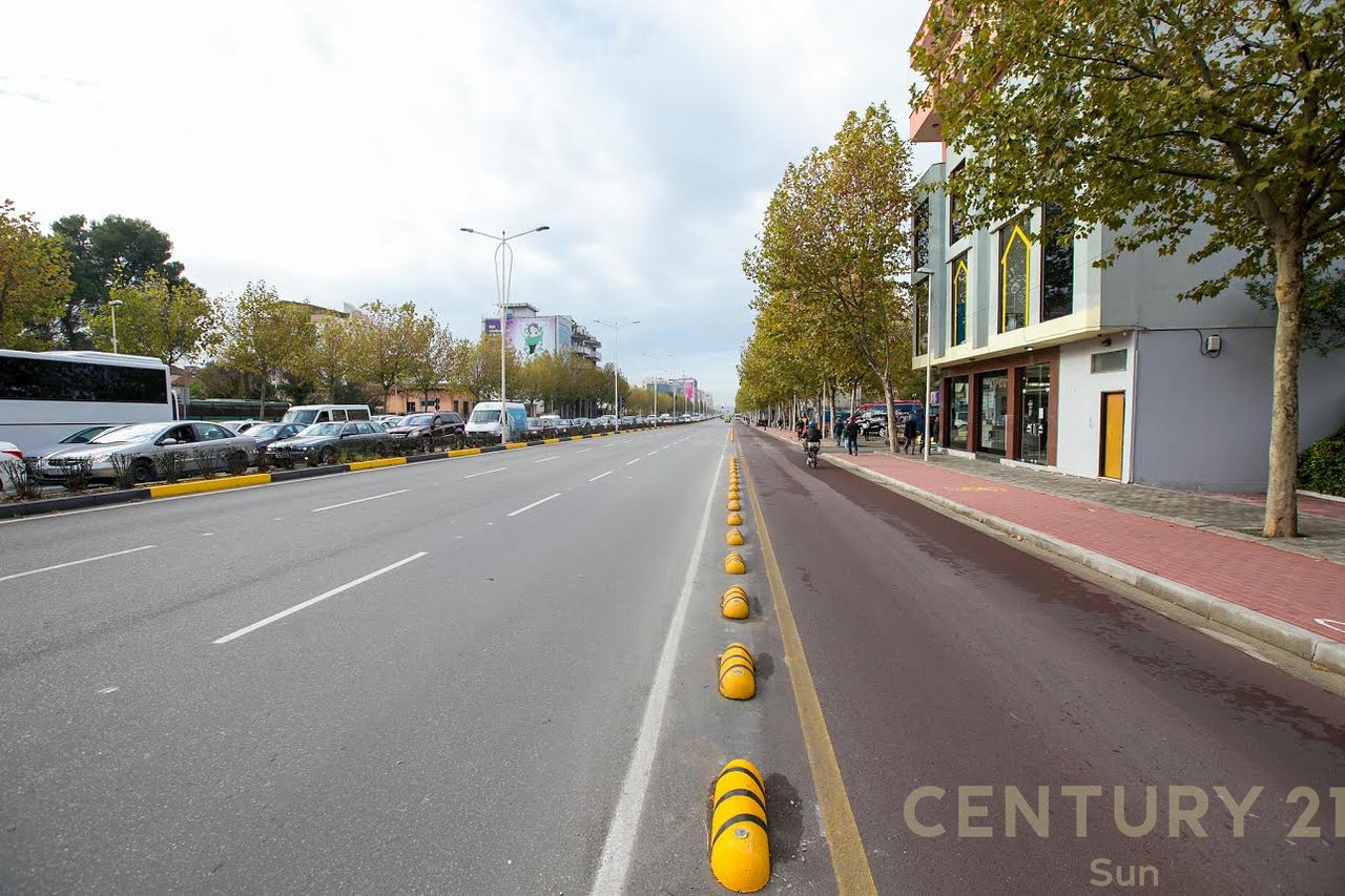 AMBJENT KOMERCIAL BUZE RRUGES KRYESORE ME QIRA!