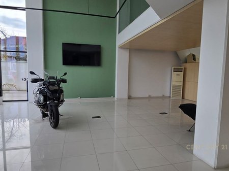 Showroom ufficio e parcheggio di 2000 m2 in affitto!