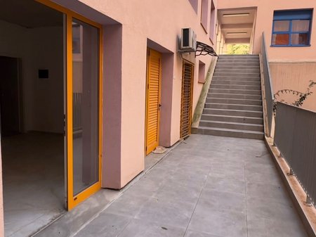 Locale Commerciale in Affitto ad Ali Demi presso il Complesso Mangalem, Tirana