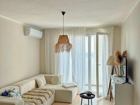 JAPIM ME QIRA APARTAMENT 1+1 TE SHKEMBI KAVAJËS, VIJË E PARË, PAMJE NGA DETI !!