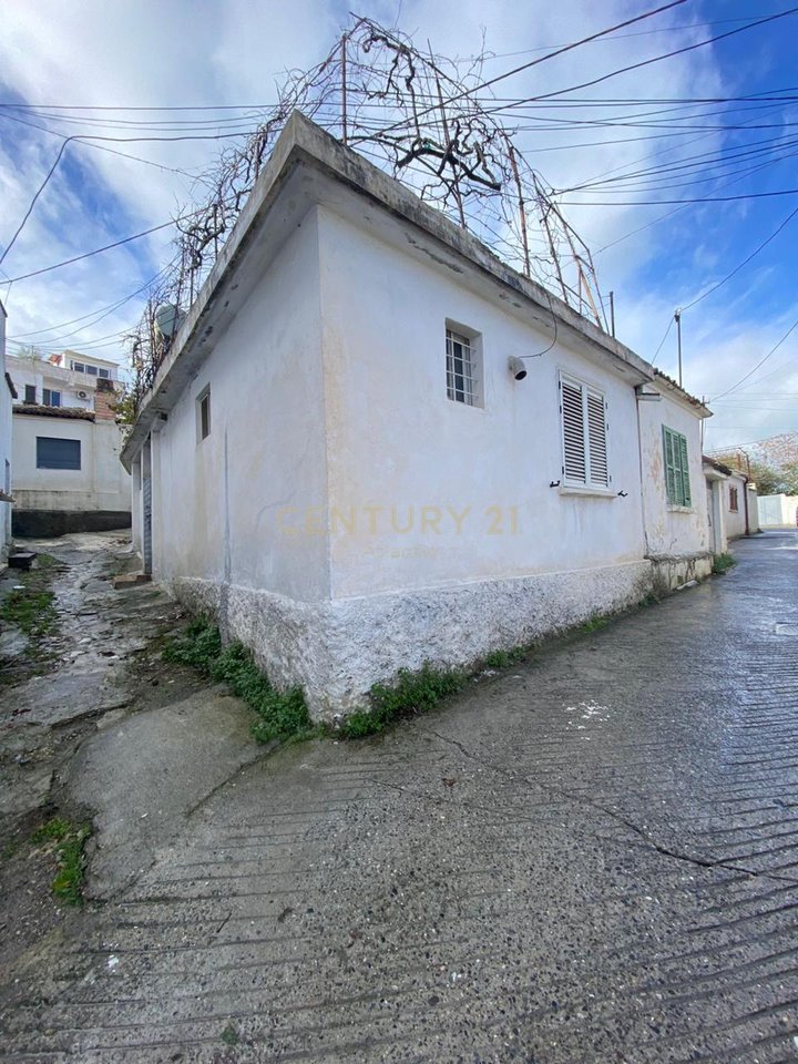 2+1 house for sale in Durrës, Martyrs' Museum.