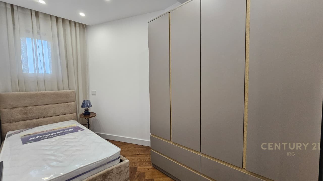 APARTAMENT ME QERA 2+1+2 NË QENDËR.