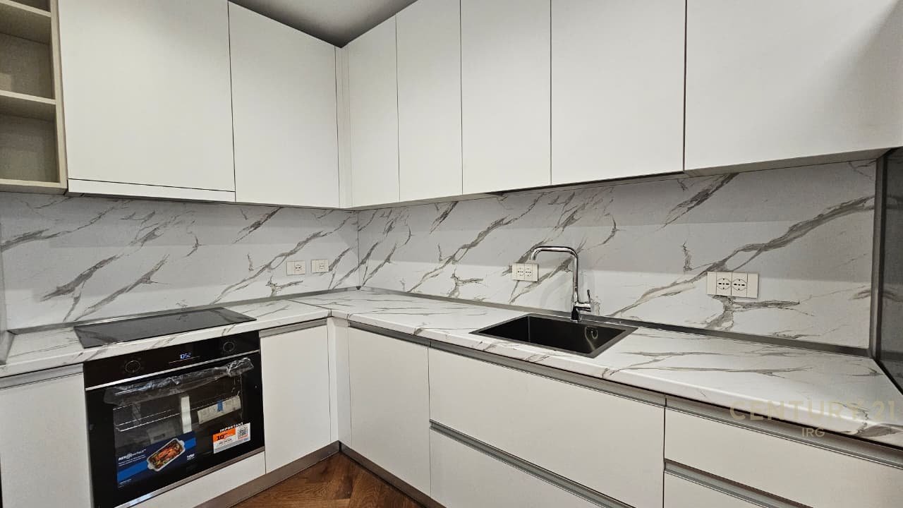 APARTAMENT ME QERA 2+1+2 NË QENDËR.