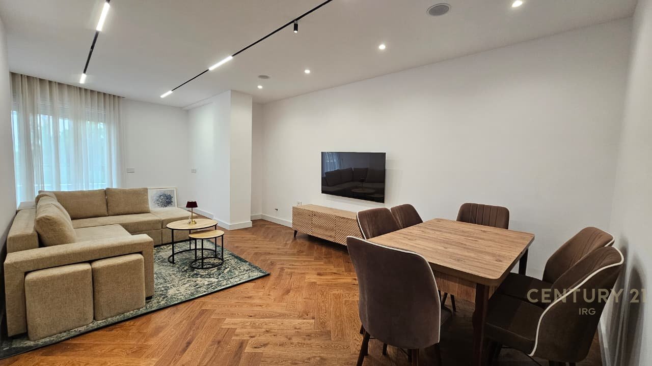 APARTAMENT ME QERA 2+1+2 NË QENDËR.