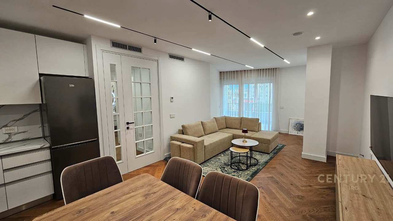 APARTAMENT ME QERA 2+1+2 NË QENDËR.