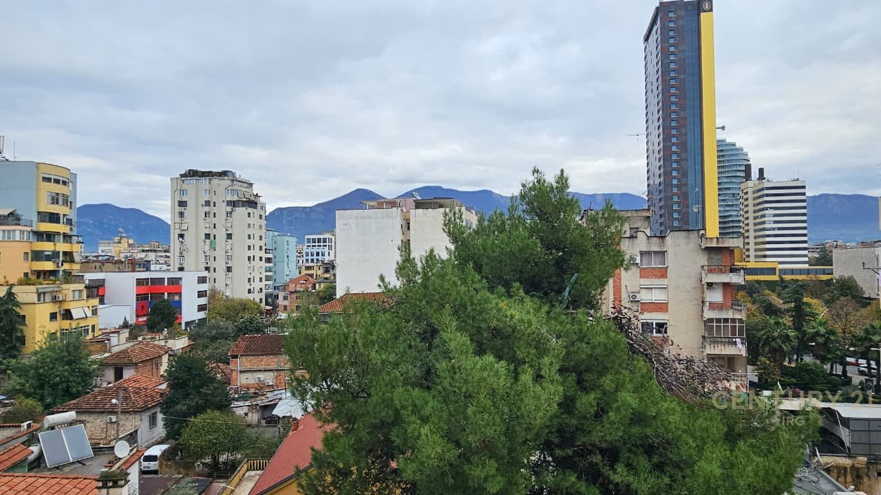 APARTAMENT ME QERA 2+1+2 NË QENDËR.