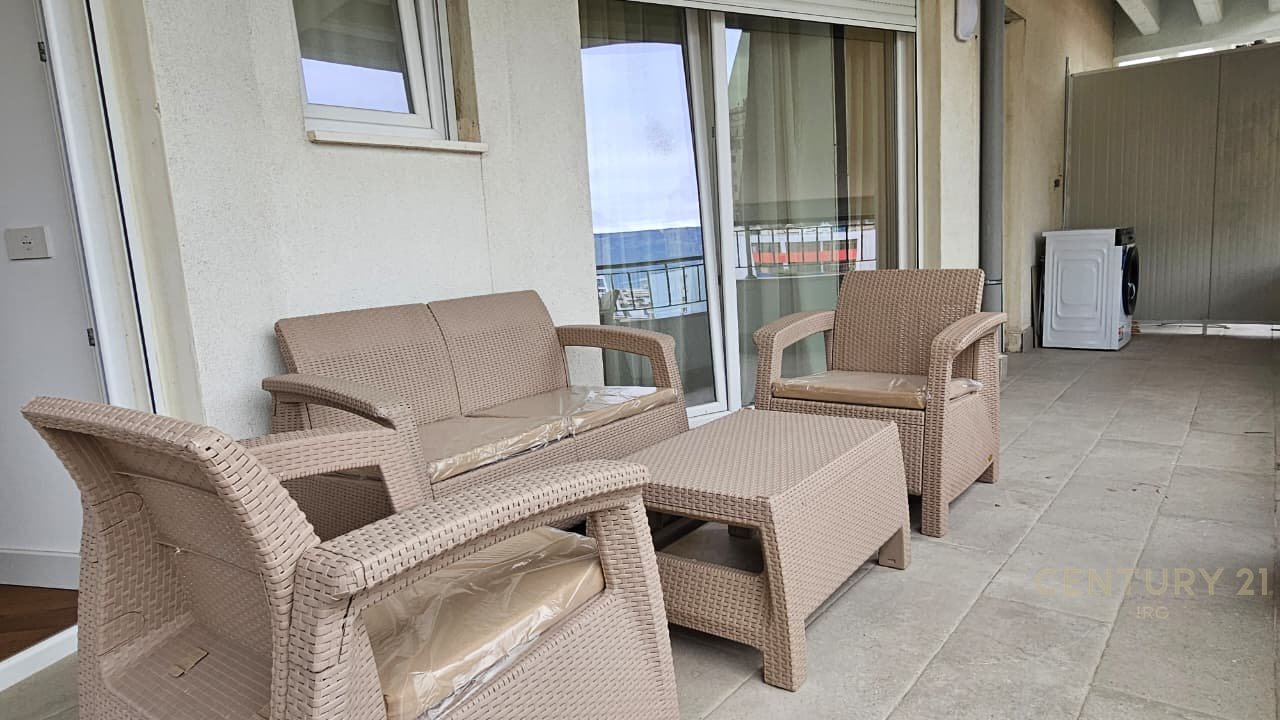 APARTAMENT ME QERA 2+1+2 NË QENDËR.