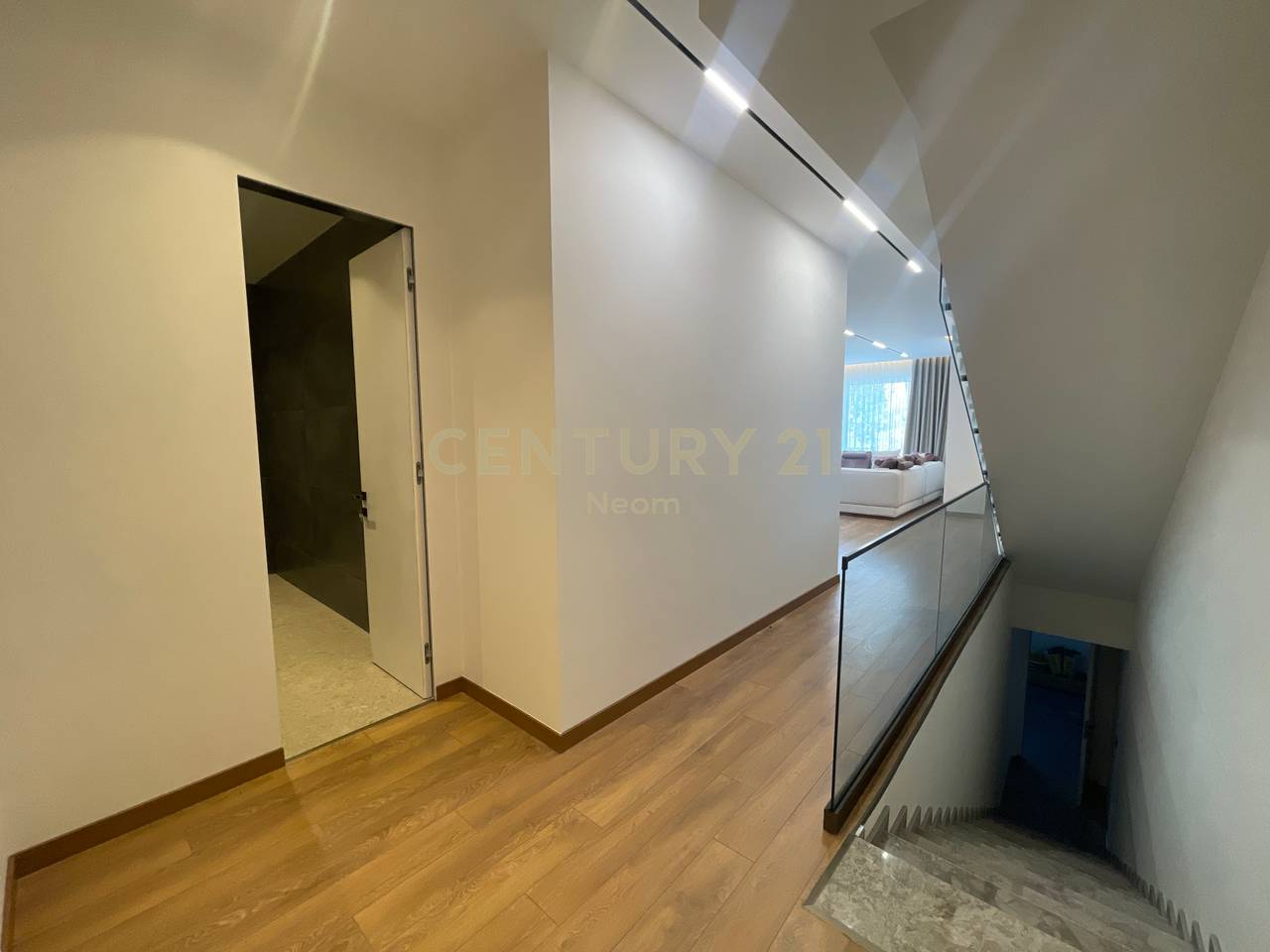 QIRA, VILE E BASHKENGJITUR TE REZIDENCA FOREST, LIQENI I THATE!