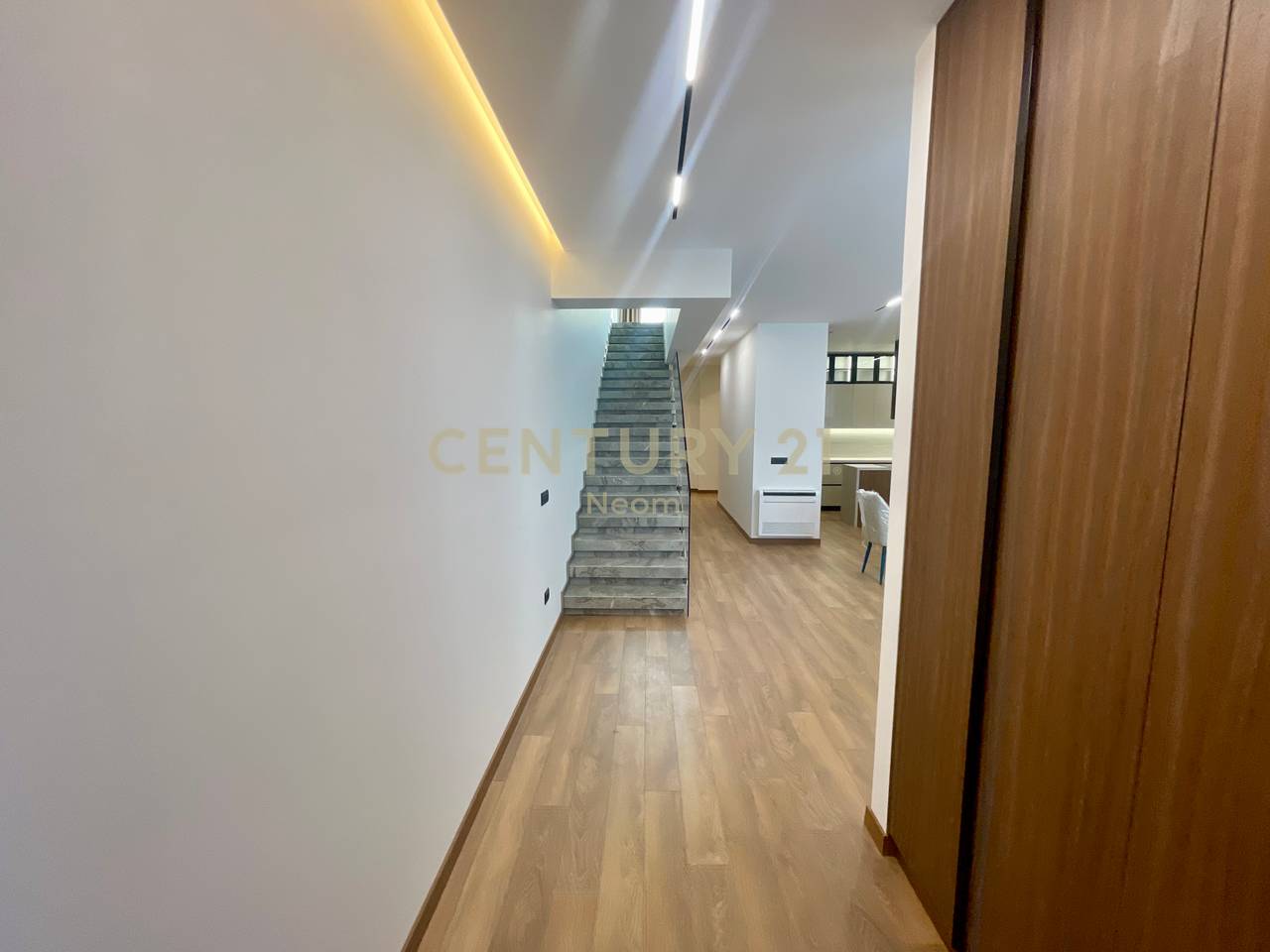 QIRA, VILE E BASHKENGJITUR TE REZIDENCA FOREST, LIQENI I THATE!