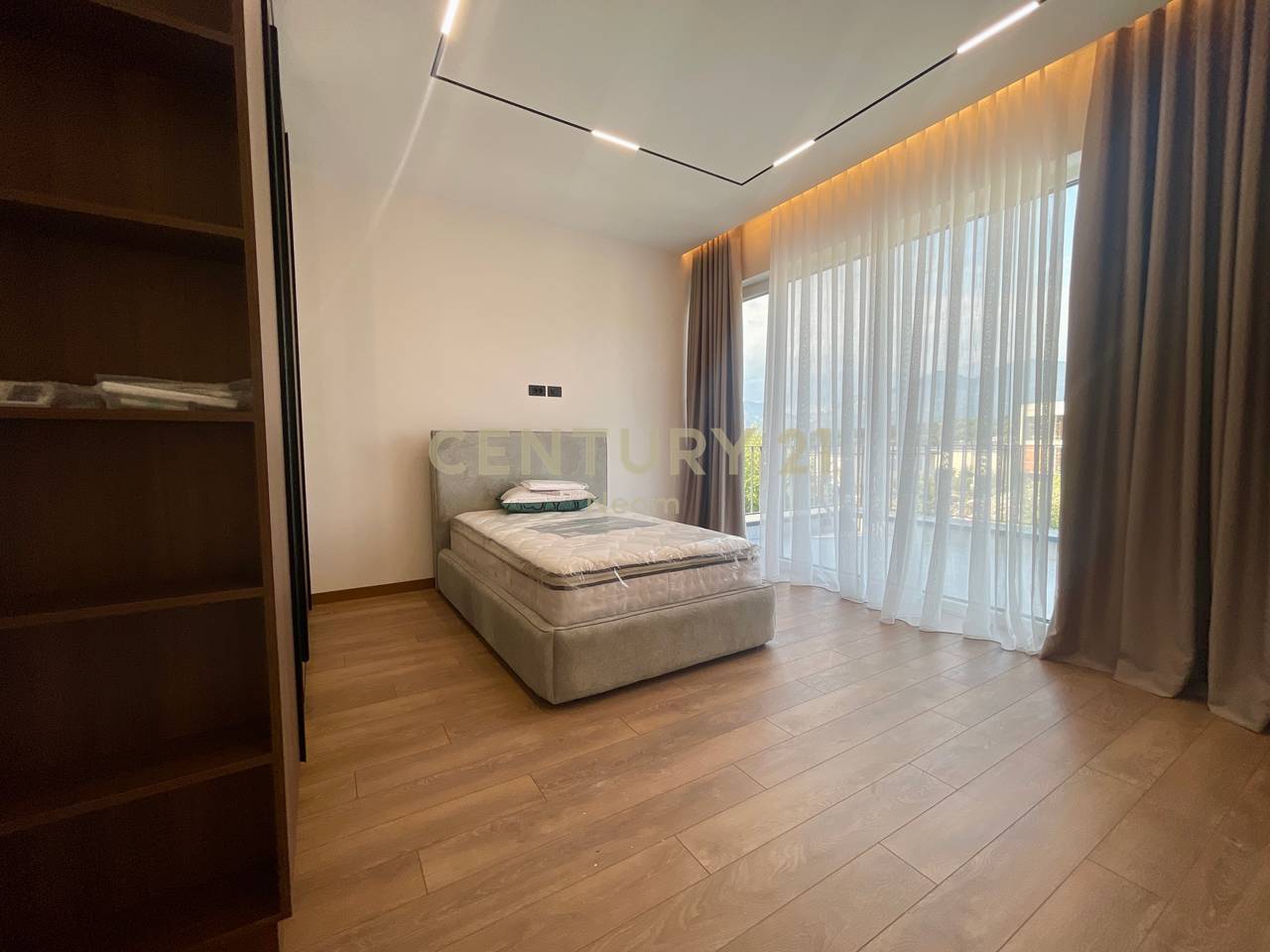 QIRA, VILE E BASHKENGJITUR TE REZIDENCA FOREST, LIQENI I THATE!