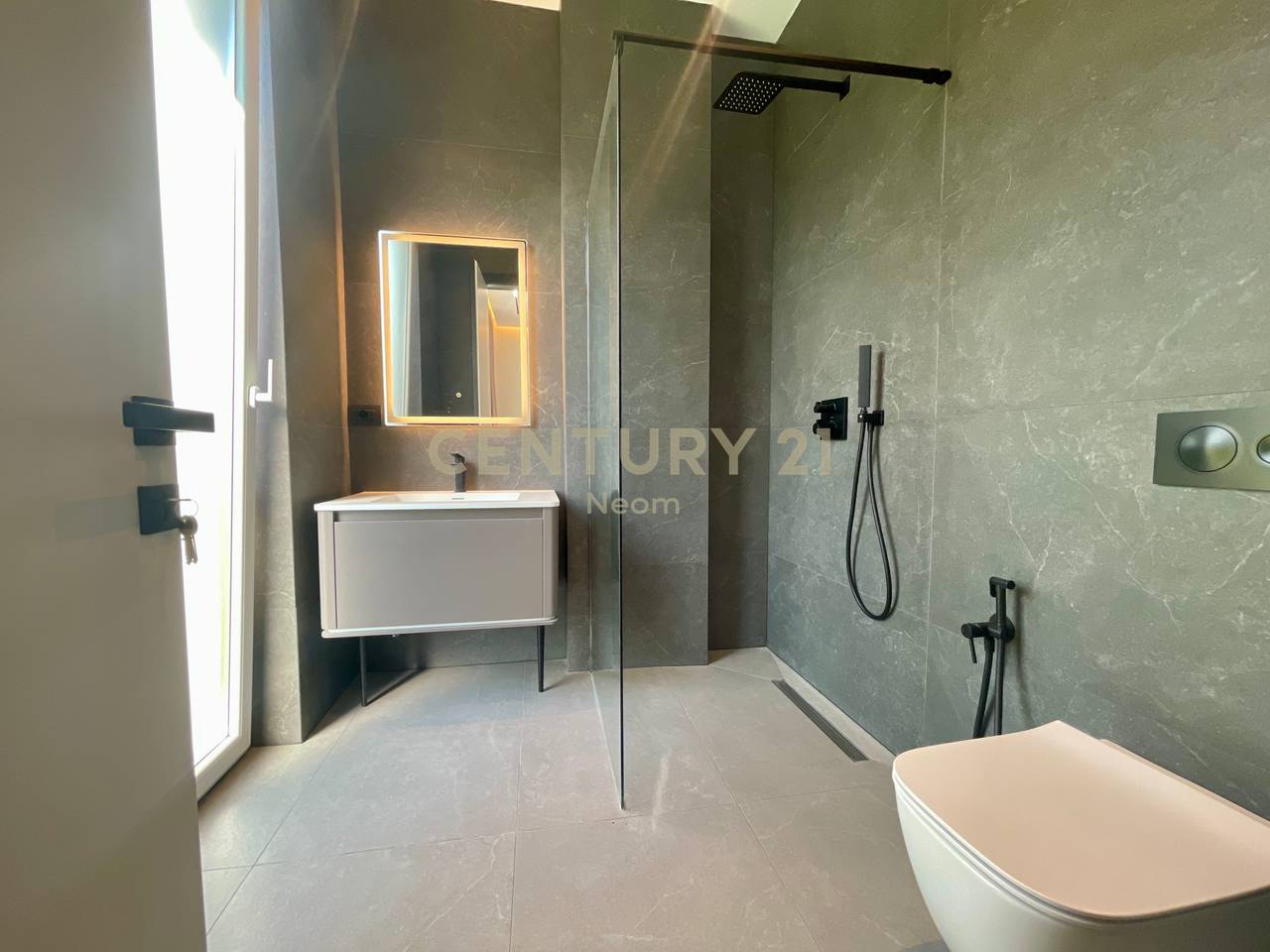 QIRA, VILE E BASHKENGJITUR TE REZIDENCA FOREST, LIQENI I THATE!