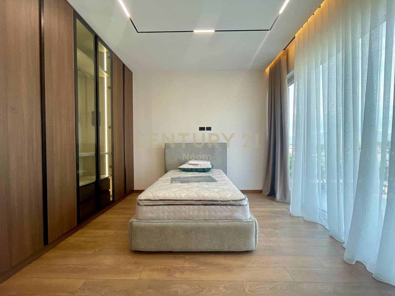 QIRA, VILE E BASHKENGJITUR TE REZIDENCA FOREST, LIQENI I THATE!