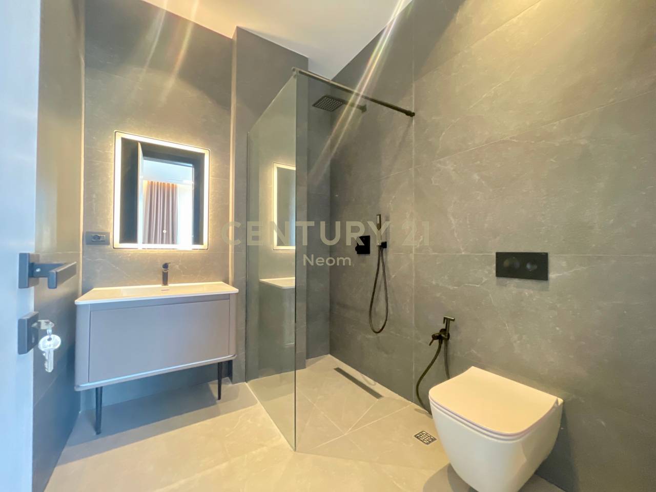 QIRA, VILE E BASHKENGJITUR TE REZIDENCA FOREST, LIQENI I THATE!